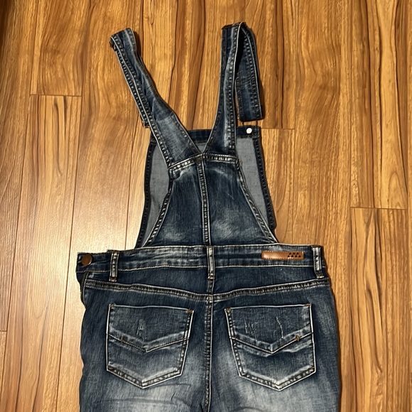 Dollhouse overalls in a slim fit. Juniors size 3.Fits women’s size 2-24/25 - Picture 5 of 7
